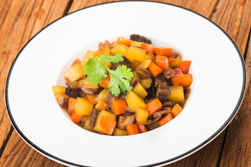 Braised beef brisket and carrot potatoes，Potato brisket