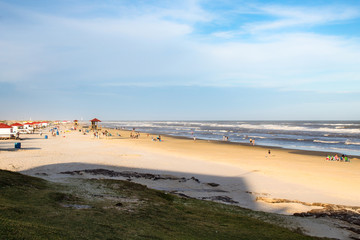 Mar e areia e o céu azul com nuvens na Praia Grande, cidade de Torres, estado do Rio Grande do Sul, Brasil