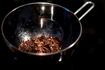 Schokolade oder Kuvertüre im Wasserbad erhitzen und schmelzen