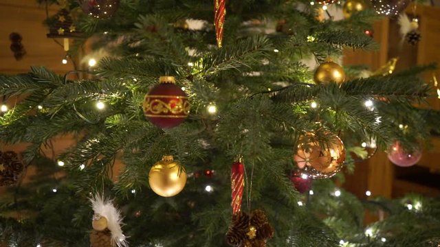 Weihnachtsengel und und Christbaumkugeln an Weihnachten