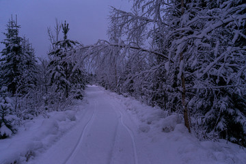 Strasse in finnland im winter