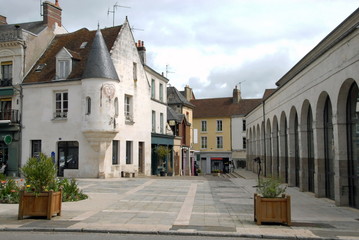 Fototapeta na wymiar Ville de Mortagne-au-Perche, centre ville, maison à tourelle, arcades, département de l'Orne, France