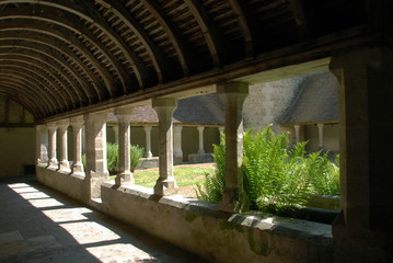 Ville de Mortagne-au-Perche, cloître du Couvent Saint-François (XVIe siècle), colonnades et plantes vertes, département de l'Orne, France