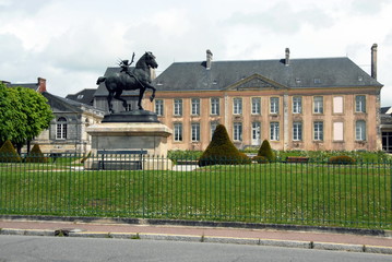 Ville de Mortagne-au-Perche, Hôtel de Ville, mairie et ses jardins avec conifères, statue équestre à gauche, département de l'Orne, France	