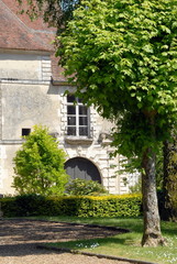 Ville de Mortagne-au-Perche, vieille bâtisse entourée de verdure, centre historique de la ville, département de l'Orne, France