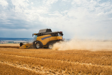 Obraz premium Mähdrescher bei der Ernte