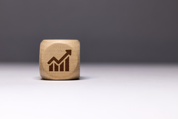 Pictogramme croissance / économie sur cube en bois