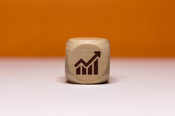 Pictogramme croissance / économie sur cube en bois