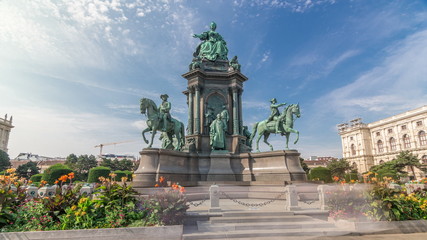 Obraz premium Empress Maria Theresia Monument timelapse hyperlapse and Museums Quartier on a background in Vienna, Austria.
