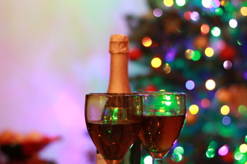Botella de vino con copas al frente