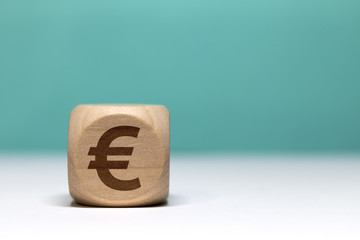 Pictogramme euro / économie sur cube en bois