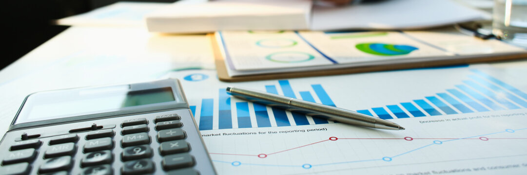 Businessman in sut hand shake in ofiice closeup