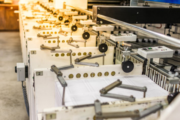 Paper sheet sorting machine in a printing press