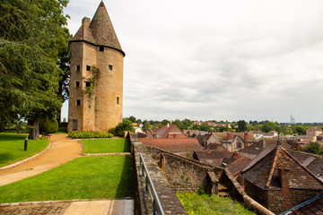 Tour Charles de la Tréméraire mit Blick auf Charolles im Burgund in Frankreich © Klaus Brauner