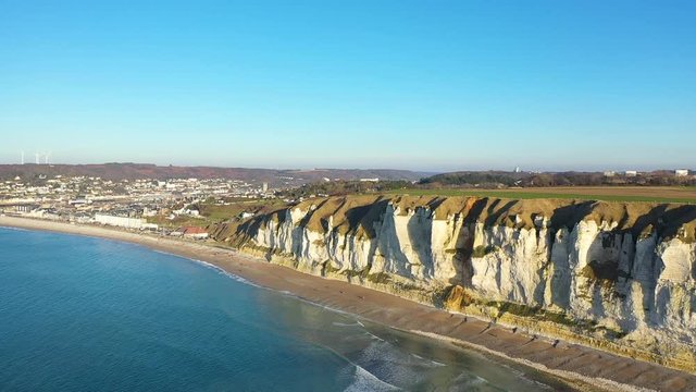 Paysage avec les falaises et une partie de. la ville  de F&eacute;camp lors d'une journ&eacute;e ensoleill&eacute;e