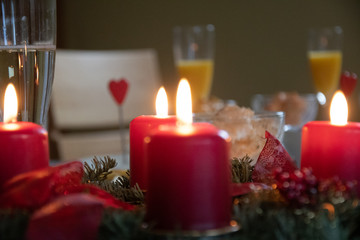 Weihnachts Deko auf Tisch beim Brunchen