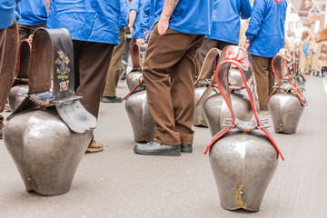 Brauch im Berner Oberland in der Schweiz - Trychler zum Neujahrsbeginn