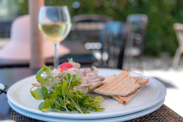 Plato de comida, con un fresco cebiche con verduras