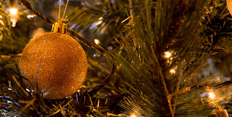 Adornos navideños, puestos en el árbol de navidad