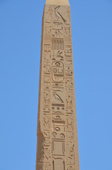 OBÉLISQUE HIÉROGLYPHES TEMPLE FUNÉRAIRE AMÉNOPHIS III KARNAK LOUXOR