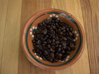 Granos de café en plato de barro