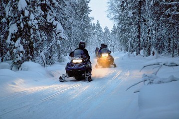 Unterwegs mit dem Motorschlitten in Lappland, Finnland