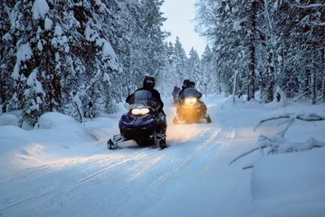 Fotobehang Unterwegs mit dem Motorschlitten in Lappland, Finnland © pwmotion