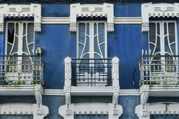 Detail of a modernist facade in the municipality of Sada. Dinteles and secessionist style railings frame a beautiful window of curved carpentry