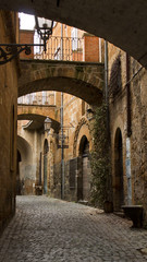 Fototapeta na wymiar narrow street in old town of Orvieto in Italy
