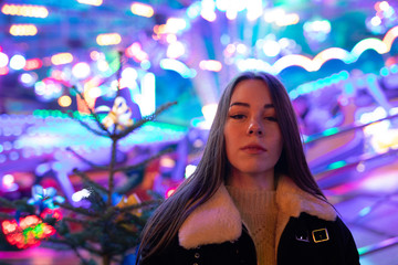 Frau im Weihnachtsmarkt Berlin 