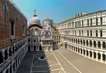Obraz premium Venice, Italy: inner courtyard of white Doge's Palace (Italian: Palazzo Ducale)