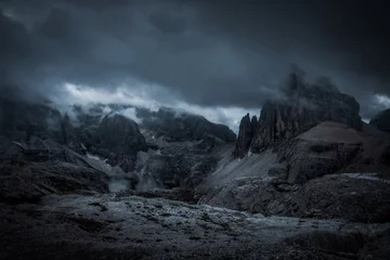 Tuinposter Dolomieten donkere bergen en zware wolken
