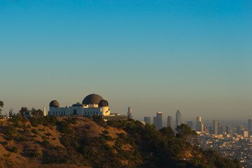 Obraz premium Griffith Observatory with a view of the LA skyline in the background