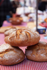 Pan artesano en puesto de venta al aire libre
