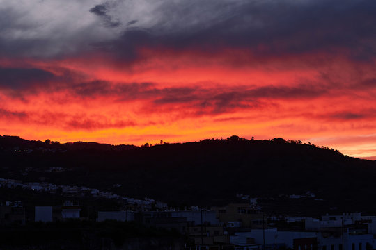 Cielo rojo intenso y amarillo durante la puesta de sol