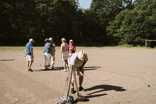 People playing p&raquo;tanque
