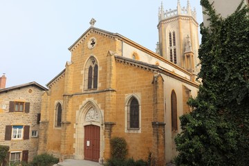 Fototapeta na wymiar Eglise Saint Georges du village de Chevinay - Département du Rhône - France - Vue extérieure