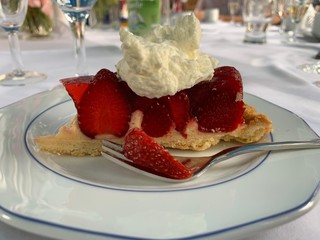 cake with strawberries