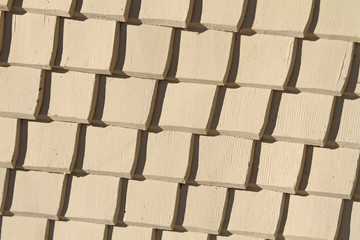 Gelbe Schindeln an Hauswand