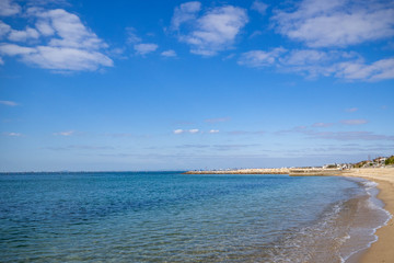 空と砂浜と波売り際