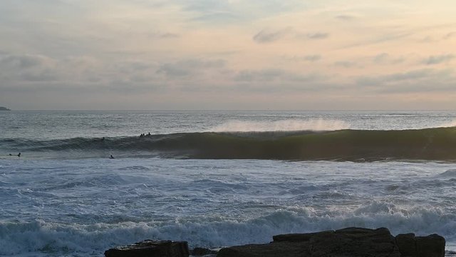 surfeurs sur la vague