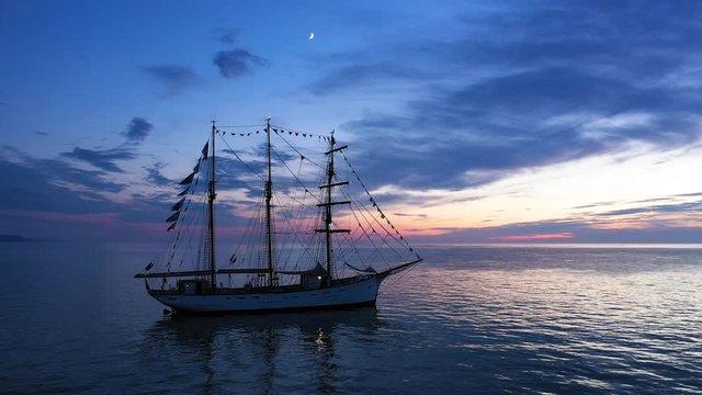 Le Marit&eacute; aux Grandes Dalles, un bateau &agrave; voiles en Normandie sur la mer au cr&eacute;puscule