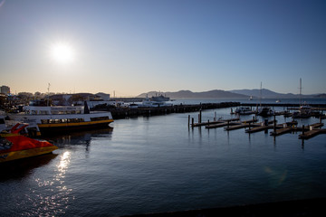 Fototapeta premium Hafen Boote Schiffe Yacht pier Wasser Meer Ufer Steg