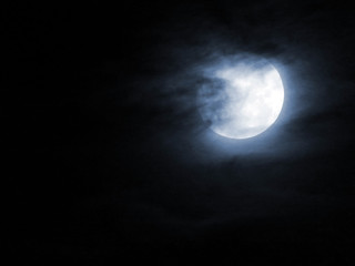 noche tenebrosa de luna llena