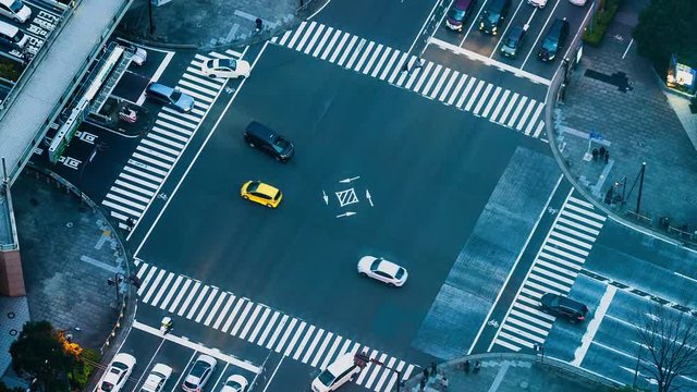 交差点、自動車、交通、タイムラプス、スピード、信号、俯瞰、空撮、早送り、微速度撮影、インターバル撮影、技術、テクノロジー、オートモーティブ、運転、道路、車道、都市、都会、街並み、発展、開発、走行、ドライブ、歩道、歩行者、V2X、ITS、未来、現代、夜景、ヘッドライト、ロジスティクス、物流、運輸、歩道橋、ビジネス、産業、社会、インフラ、マネジメント、高速、交差、交通安全、行き交う、曲がる、右折、車線