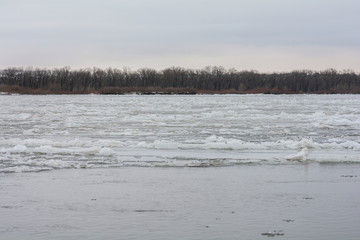 Winter ice breakup along the Missouri River