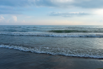 Playa y océanos con tonos azules al amanecer, en Tecolutla Veracruz, México
