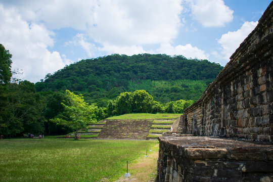 El Taj&iacute;n es una zona arqueol&oacute;gica (300-1200) precolombina de origen olmeca se encuentra cerca de la ciudad de Papantla, Veracruz, M&eacute;xico. Capital del imperio Totonaca