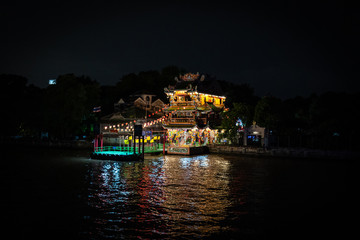 Fototapeta na wymiar Bankok de nuit sur fleuve Chao Praya
