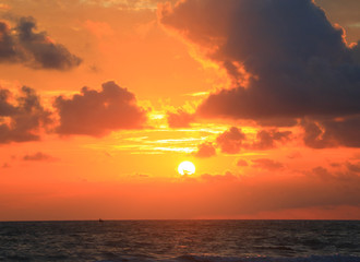 Obraz na płótnie Canvas beautiful sunrise on the sea
